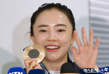 전지희 '파리 올림픽, 동메달 자랑~'[포토]