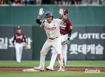 롯데 가을야구 향해 갑니다!…'전준우 연장 끝내기포 폭발'→키움 5-4 제압 위닝시리즈 '12G 9승' [사직:스코어]