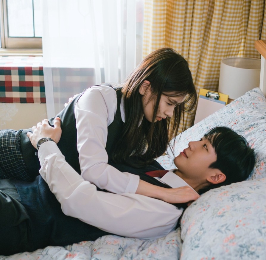 엄마친구아들, 정해인-정소민 침대 키스로 연애 시작! 최승효 대사 논란과 로맨스 흐름 주목!