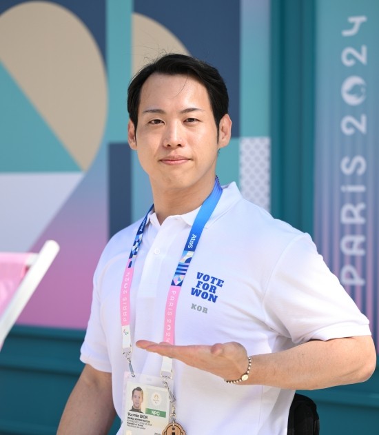윤석열 대통령, 국제패럴림픽위원회 선수위원으로 당선된 원유민 축하
