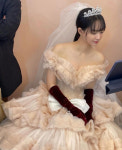 '김우빈과 10년째 연애' 신민아, 웨딩드레스 공개…美친 미모