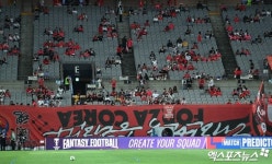 태극전사에 '환호'→홍명보엔 '큰 야유'…KFA 난맥상에 붉은악마 걸개도 '거꾸로'  [현장메모]