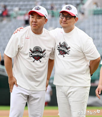 심재학 단장의 격려 받는 이범호 감독[포토]