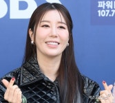 [단독] 나비 새출발…플랜비엔터 손잡았다 "음악적 방향성 일치"