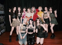 YG 패밀리 투애니원·베이비몬스터, 걸그룹 선후배 역사적 만남