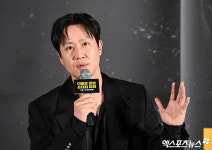 취재진 질문에 답하는 정우[엑s HD포토]