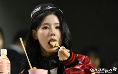 (여자)아이들 미연, 야구 직관에 빠질 수 없는 먹방[엑s HD포토]