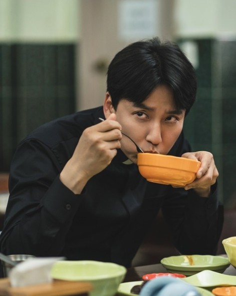 SBS 새 드라마 열혈사제2, 대환장 푸바오 변신에 시청자 열광