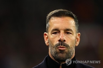 맨유, 판 니스텔로이 당장 경질해야…아모림 체제 독 될라