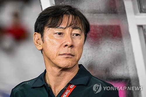 인도네시아 축구협회, 신태용 감독 경질 후 패트릭 클루이베르트 신임 - 신재원 선수 분노 표출, 논란 여전히 확산