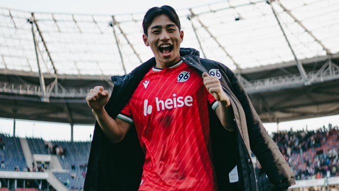 한국 여자 축구 대표팀의 신예, 아로카 이현주의 데뷔골이 축구계에 새로운 희망과 파급효과를 미친다.