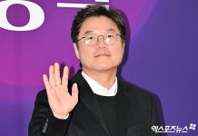 나영석 PD 수줍은 손 인사[엑s HD포토]