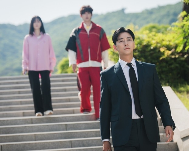 주지훈과 정유미가 tvN 드라마 사랑은 외나무다리에서에서 연기하는 캐릭터들이 뜨거운 로맨스를 시작하며 진실한 사랑을 찾아가는 이야기가 전개됩니다. 석지원과 윤지원이 서로에 대한 진심을 확인하며 진정한 연애의 길로 나아가고 있으며, 어른들의 연애에 대한 다양한 감정과 스킨십 장면을 통해 로맨틱한 이야기가 전개 중입니다. 이들의 연애 이야기는 많은 시청자들의 이목을 끌며, 진정한 사랑과 로맨스가 펼쳐질 것으로 기대됩니다.