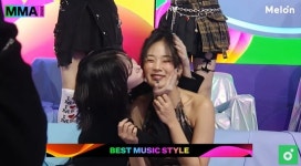 비비, 걸그룹과 진한 볼뽀뽀…