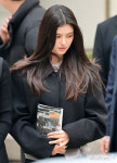 뉴진스 다니엘 손에 꼭 쥐어진 휴지[포토]