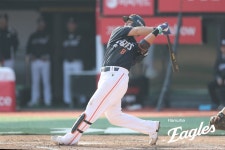 독 품었나? 노시환 생애 최초 개막전 홈런!…벌써 누웠다, 한화도 웃었다 [수원 현장]