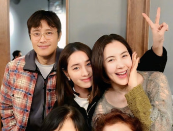 이민정 얼굴 진짜 작네…이병헌 출연 금지인데, '시누이' 이지안 가족사진서 포착