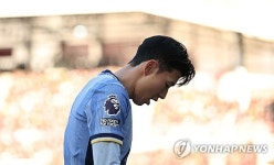 '韓 축구 몰락 징조?' 손흥민 명단 제외→황희찬은 고작 7분…'최악의 코리안 더비' 토트넘, 울버햄튼에 2-4 참패