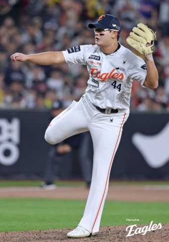 한화, 김서현 멀티이닝 세이브에 힘입어 9회 대폭발로 한화기아 꺾어 6-2로 승리!