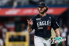 한화, 11연승 보인다!...폰세 무실점 괴력투+2이닝 연속 득점→5회초 5-0 리드 [고척 라이브]