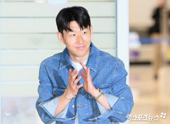 프로 데뷔 첫 우승컵 든 손흥민[포토]
