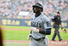 한화 플로리얼, 잠실 만원 관중 앞 기선 제압 솔로 홈런…LG 시즌 17호 매진 [잠실 현장]