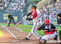 우전안타 날리는 김현수[포토]