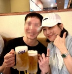 장윤정, 20년 팬심 지킨 찐팬 만났다…12살 꼬마가 치킨집 사장돼 [★해시태그]