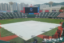 대형 방수포 깔린 사직야구장, 오후 5시 폭우 예보…31일 두산-롯데전 정상 개최 가능할까→취소되면 1일 재편성 [부산 현장]