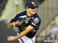 잭 로그 ‘7회말 등판’[포토]