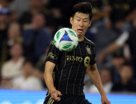 아깝다! 손흥민 PO 데뷔골…환상 드리블 뒤 슈팅, GK 선방에 노골→LAFC 1-0 리드 (전반 종료)
