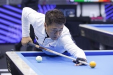 김윤석, 신중한 판단 (광주 세계3쿠션당구월드컵) [포토]
