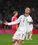 팔꿈치 가격 호날두, 마지막 월드컵 못 뛴다!…다이렉트 퇴장+관중석 향해 조롱 중징계 위기