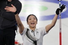 일장기 10초 파문 한국이 일본?…JTBC, 컬링 한일전 중계 중 대형 방송사고, 끝내 공식 사과