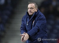 14억 中 조기탈락 월드컵 본선, '15만 인구'로 해냈는데…'韓 감독' 출신 아드보카트 월드컵 OUT→퀴라소 사상 첫 본선행→딸 건강 문제로 돌연... 