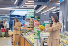 김희선, 마트서 포착…눈에 띄네, 미모에 시선 싹쓸이 나한테 반하나 안 바나나? [★해시태그]