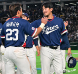 고영표 ‘현민이 잘했어’[포토]