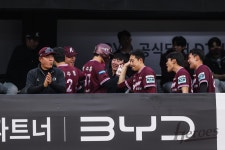 키움이 이겼는데 삼성도 기쁘다? KT 1위 도약+5연승 좌절…히어로즈 5연패 탈출 성공 [수원:스코어]