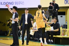 '초대형 악재' KB 박지수 부상, 사령탑도 