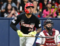 카스트로 ‘여유있게 바라보는 홈런 타구’[포토]