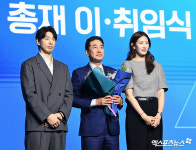 한선수-김수지 '제9대 KOVO 이호진 총재 취임 축하'[포토]