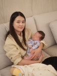 남보라, 벌써 '프로 엄마' 다 됐네…생후 38일차 아들 한 손에 안았다 [해시태그]
