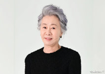 윤여정, 에미상 여우조연상 수상 불발…'성난 사람들2' 3관왕