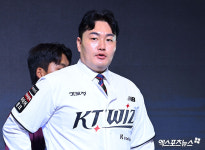 KT 유니폼 입은 최지만[포토]