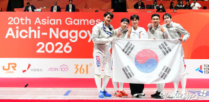 아시안게임 단체전 4연패 이뤄낸 대한민국 펜싱 남자 사브르[포토]