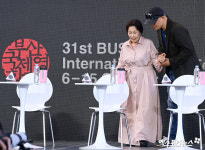 BIFF 무대인사 참석하는 김혜자[엑's HD포토]