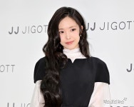 손나은·손새은 자매, 오늘(17일) 모친상…슬픔 속 조문객 맞이 [공식]