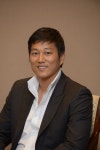 한국계 배우 성강, “배우는 천 번 도전해 하나를 얻는 일”
