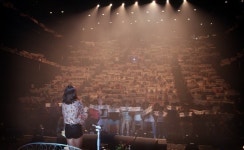 10리뷰, 소극장에서 만난 아이유 본색