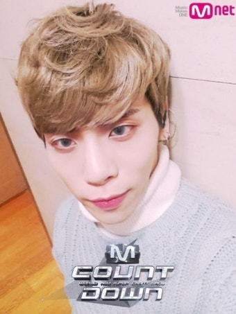 종현, '엠카' 대기실 모습 공개.. '흰 피부에 파란 눈, 요정이세요?'
